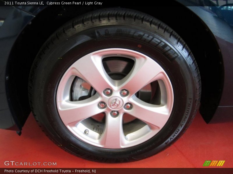 Cypress Green Pearl / Light Gray 2011 Toyota Sienna LE