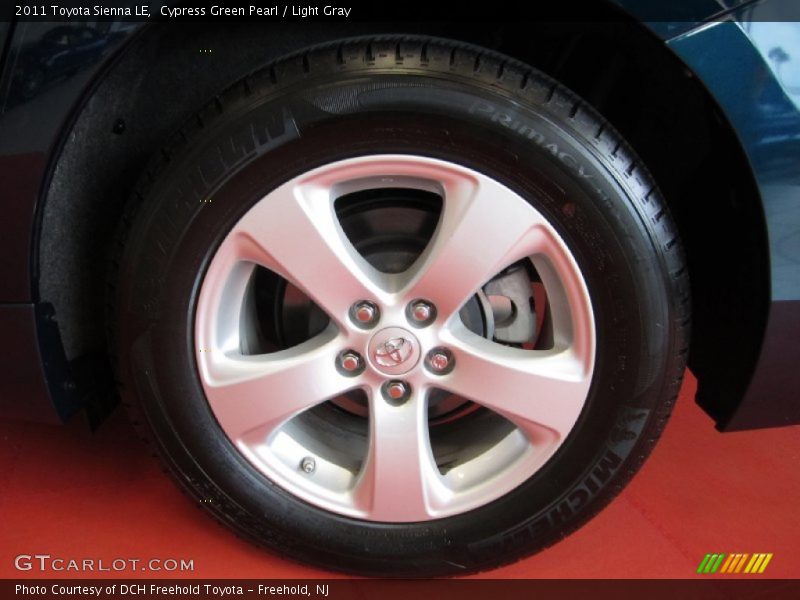 Cypress Green Pearl / Light Gray 2011 Toyota Sienna LE