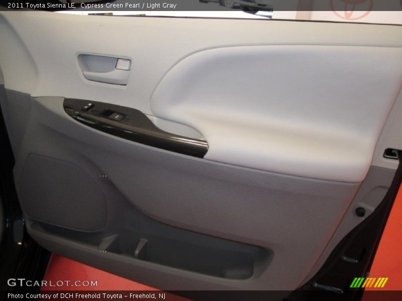 Cypress Green Pearl / Light Gray 2011 Toyota Sienna LE