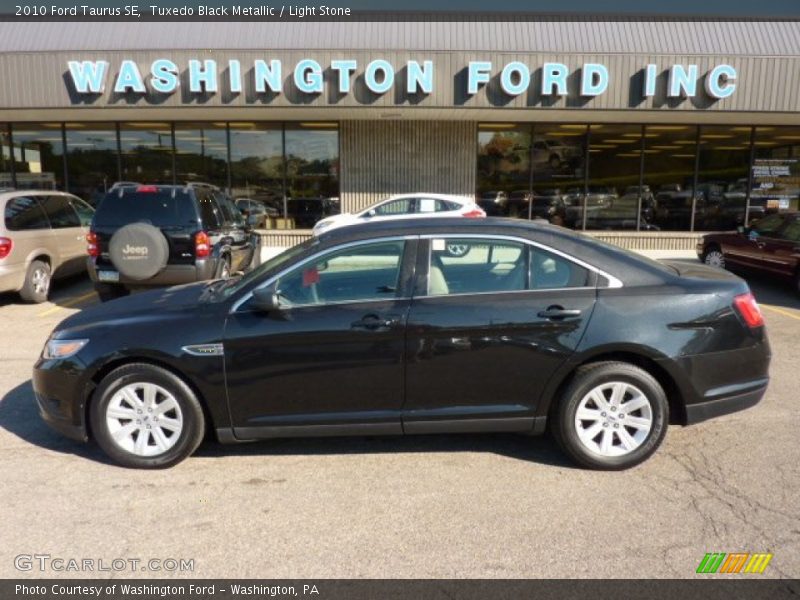 Tuxedo Black Metallic / Light Stone 2010 Ford Taurus SE
