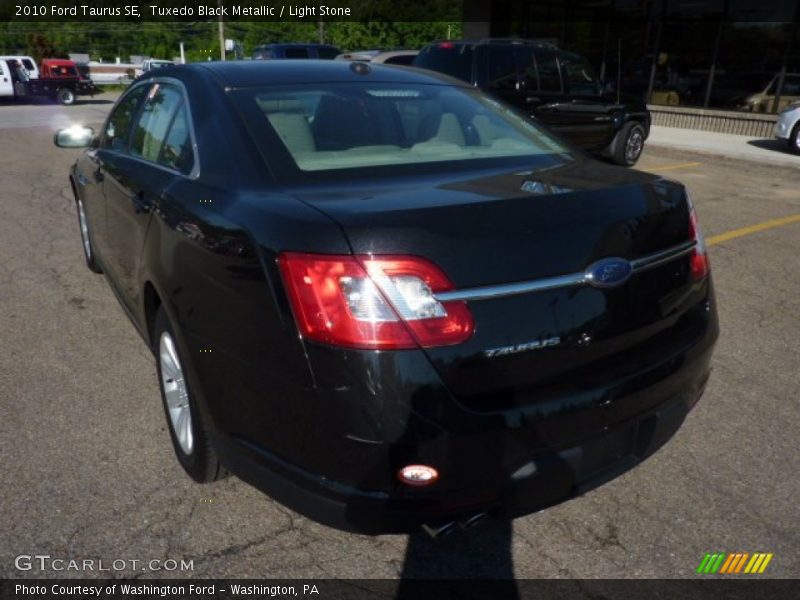 Tuxedo Black Metallic / Light Stone 2010 Ford Taurus SE