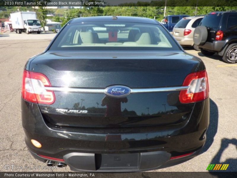 Tuxedo Black Metallic / Light Stone 2010 Ford Taurus SE