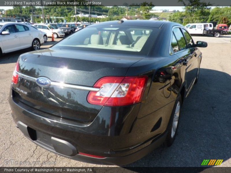 Tuxedo Black Metallic / Light Stone 2010 Ford Taurus SE