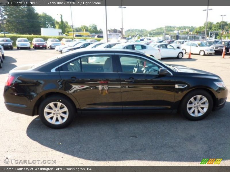 Tuxedo Black Metallic / Light Stone 2010 Ford Taurus SE