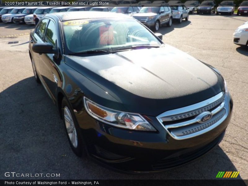 Tuxedo Black Metallic / Light Stone 2010 Ford Taurus SE