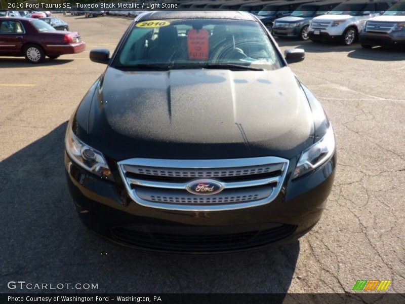 Tuxedo Black Metallic / Light Stone 2010 Ford Taurus SE