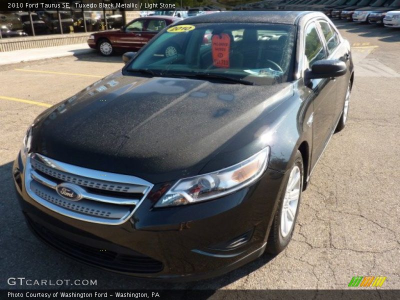 Tuxedo Black Metallic / Light Stone 2010 Ford Taurus SE