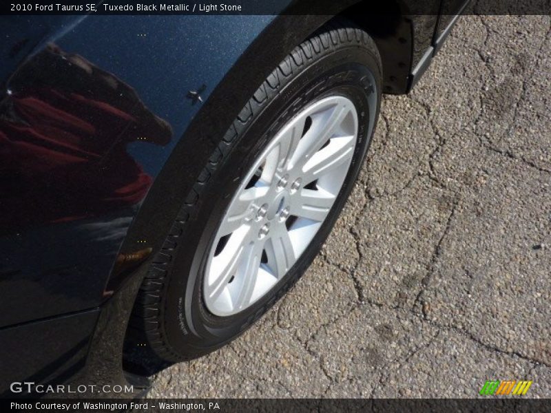 Tuxedo Black Metallic / Light Stone 2010 Ford Taurus SE