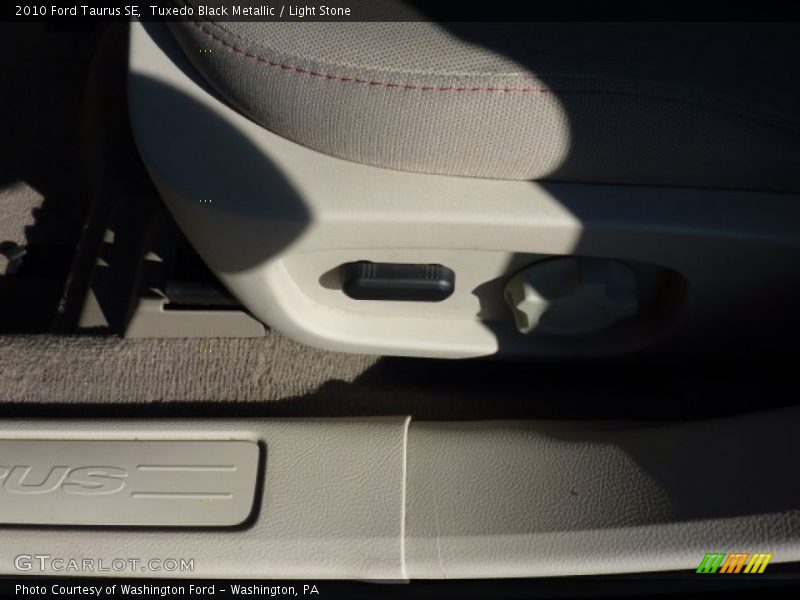 Tuxedo Black Metallic / Light Stone 2010 Ford Taurus SE