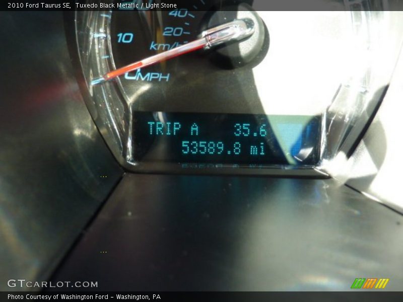 Tuxedo Black Metallic / Light Stone 2010 Ford Taurus SE