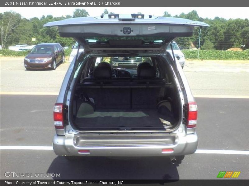 Sierra Silver Metallic / Charcoal 2001 Nissan Pathfinder LE 4x4