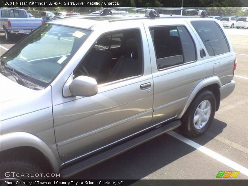 Sierra Silver Metallic / Charcoal 2001 Nissan Pathfinder LE 4x4