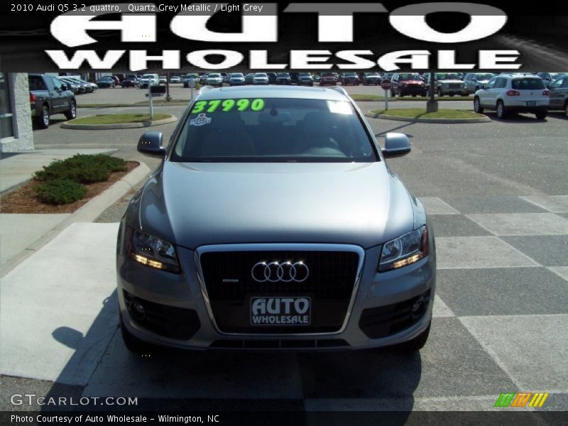 Quartz Grey Metallic / Light Grey 2010 Audi Q5 3.2 quattro