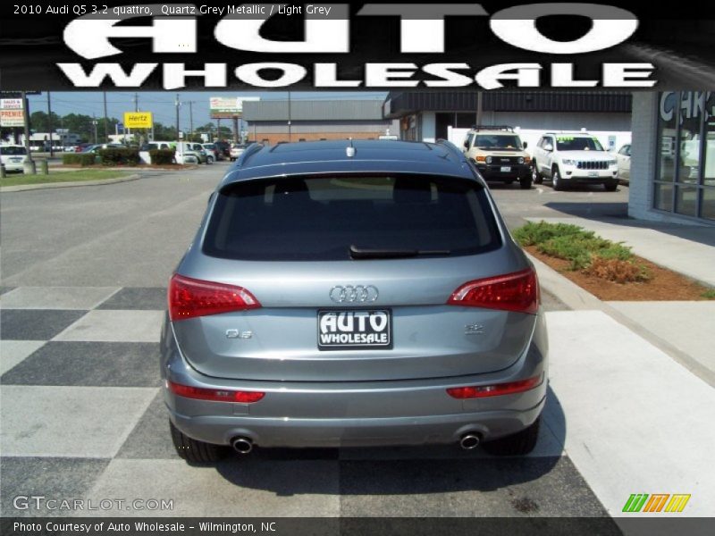 Quartz Grey Metallic / Light Grey 2010 Audi Q5 3.2 quattro