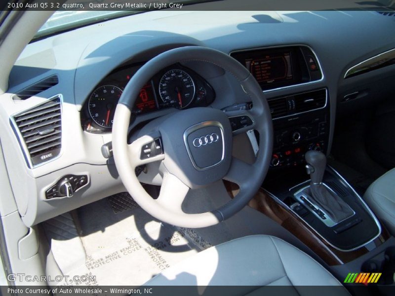 Quartz Grey Metallic / Light Grey 2010 Audi Q5 3.2 quattro