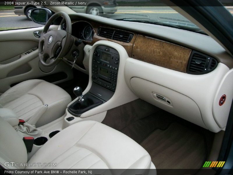 Dashboard of 2004 X-Type 2.5