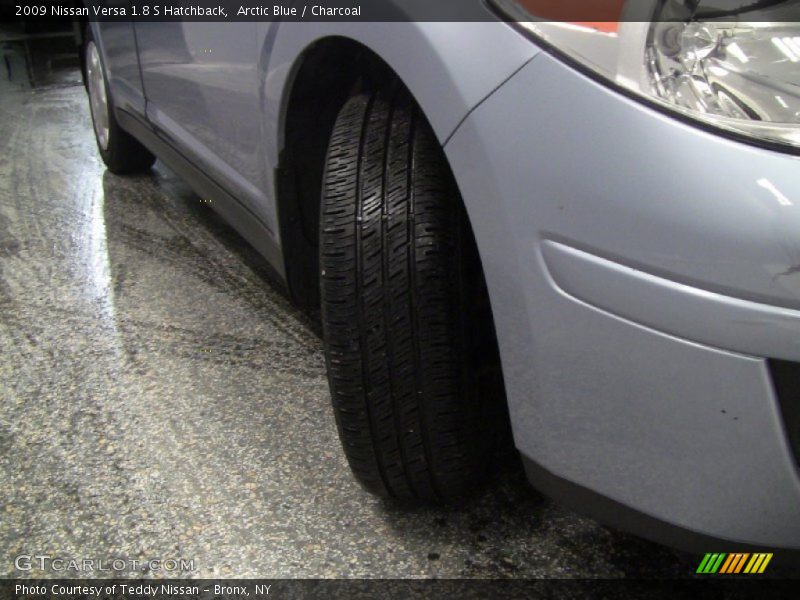 Arctic Blue / Charcoal 2009 Nissan Versa 1.8 S Hatchback