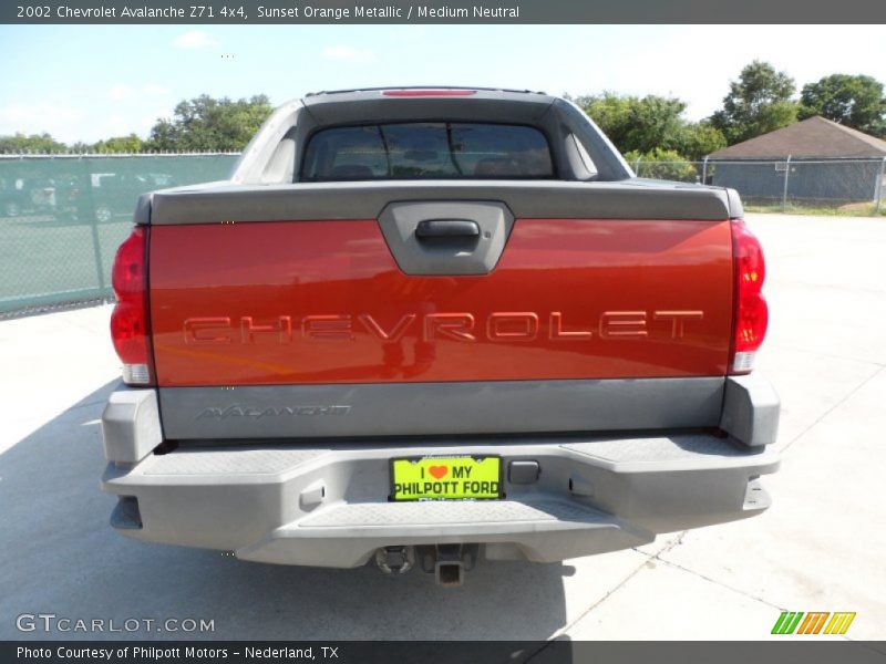 Sunset Orange Metallic / Medium Neutral 2002 Chevrolet Avalanche Z71 4x4