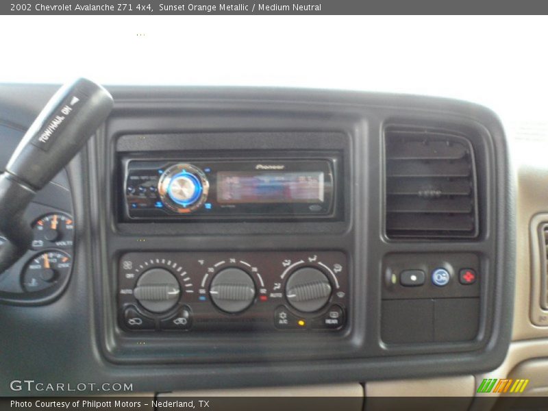 Sunset Orange Metallic / Medium Neutral 2002 Chevrolet Avalanche Z71 4x4
