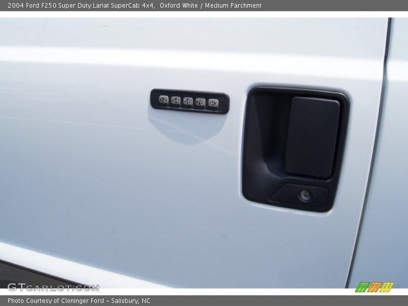 Oxford White / Medium Parchment 2004 Ford F250 Super Duty Lariat SuperCab 4x4