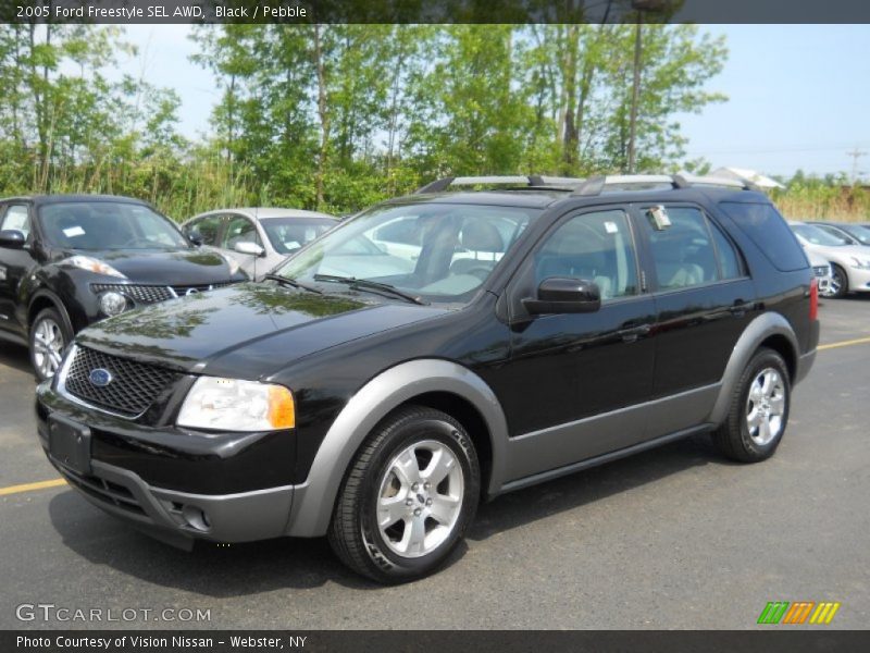 Front 3/4 View of 2005 Freestyle SEL AWD