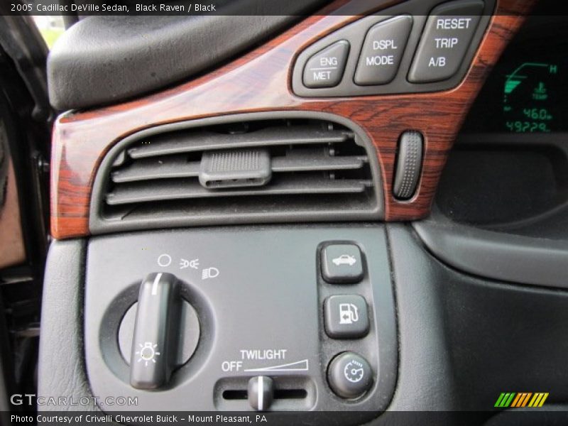 Black Raven / Black 2005 Cadillac DeVille Sedan