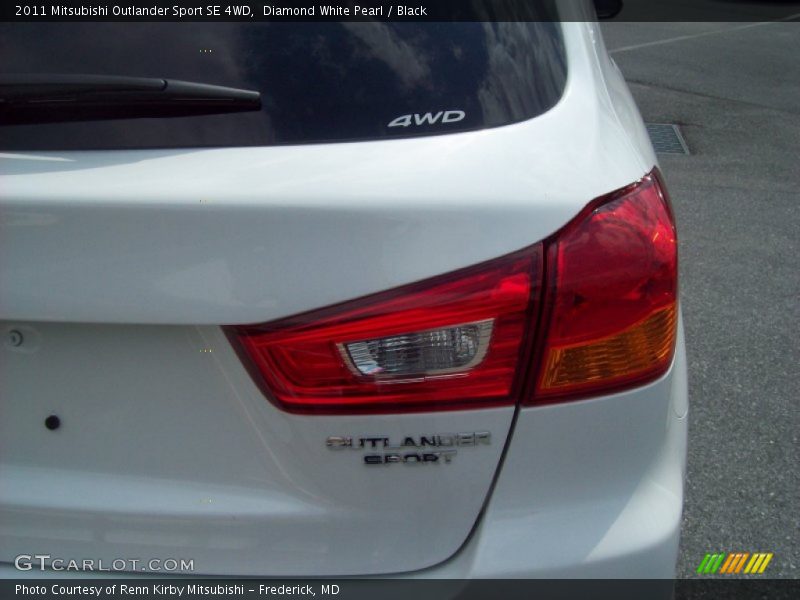 Diamond White Pearl / Black 2011 Mitsubishi Outlander Sport SE 4WD