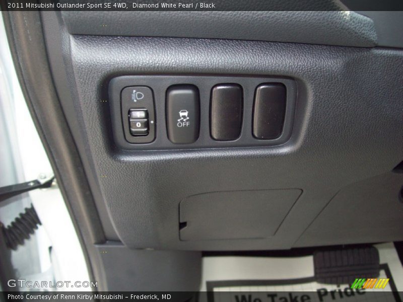 Diamond White Pearl / Black 2011 Mitsubishi Outlander Sport SE 4WD