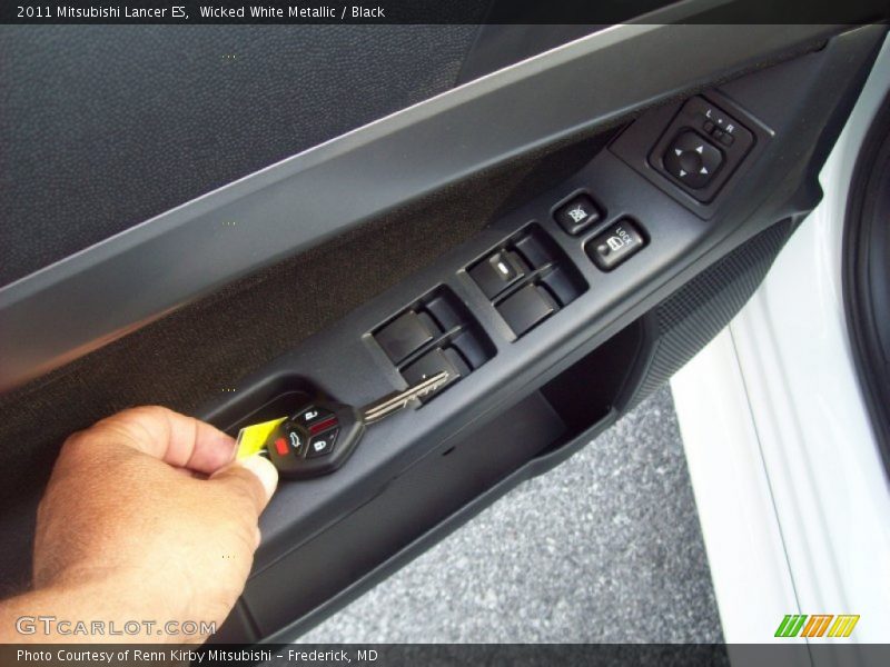 Wicked White Metallic / Black 2011 Mitsubishi Lancer ES