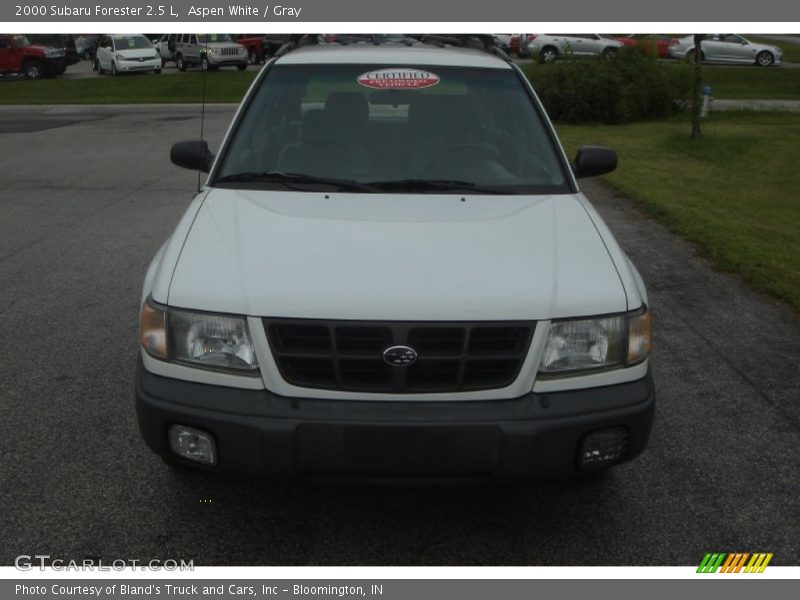 Aspen White / Gray 2000 Subaru Forester 2.5 L