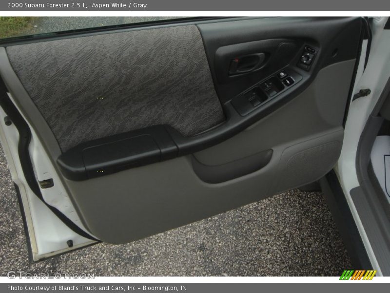 Aspen White / Gray 2000 Subaru Forester 2.5 L