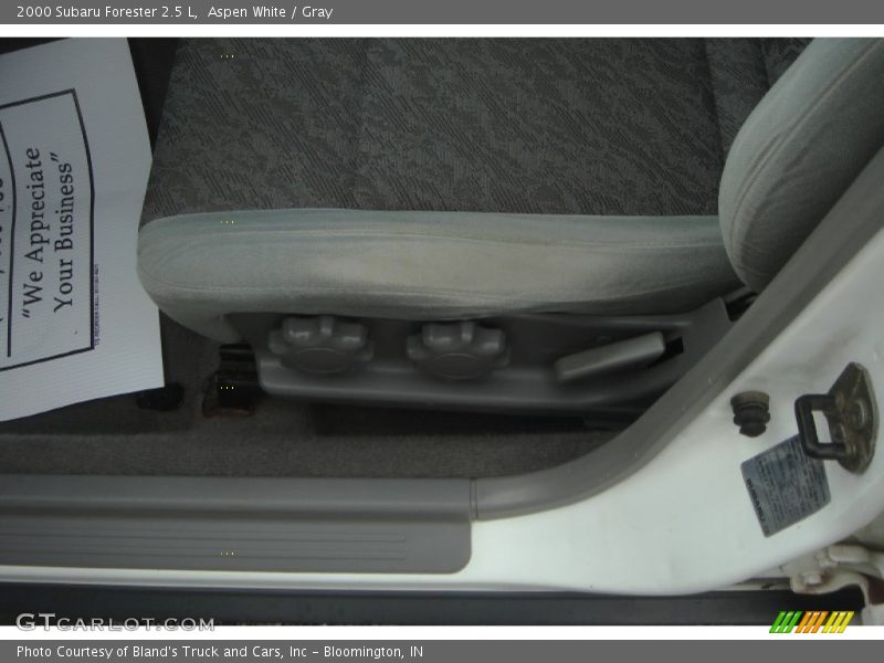 Aspen White / Gray 2000 Subaru Forester 2.5 L