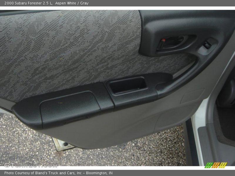 Aspen White / Gray 2000 Subaru Forester 2.5 L