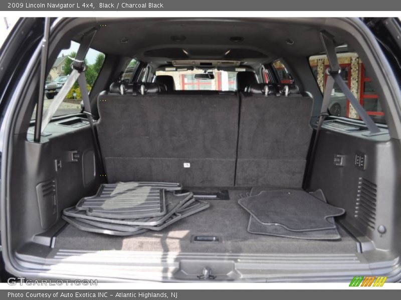  2009 Navigator L 4x4 Trunk