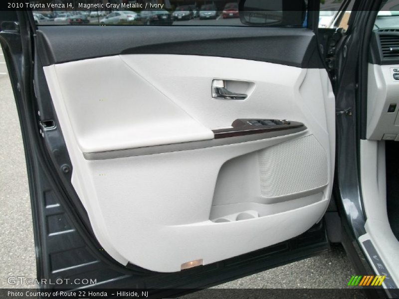 Magnetic Gray Metallic / Ivory 2010 Toyota Venza I4