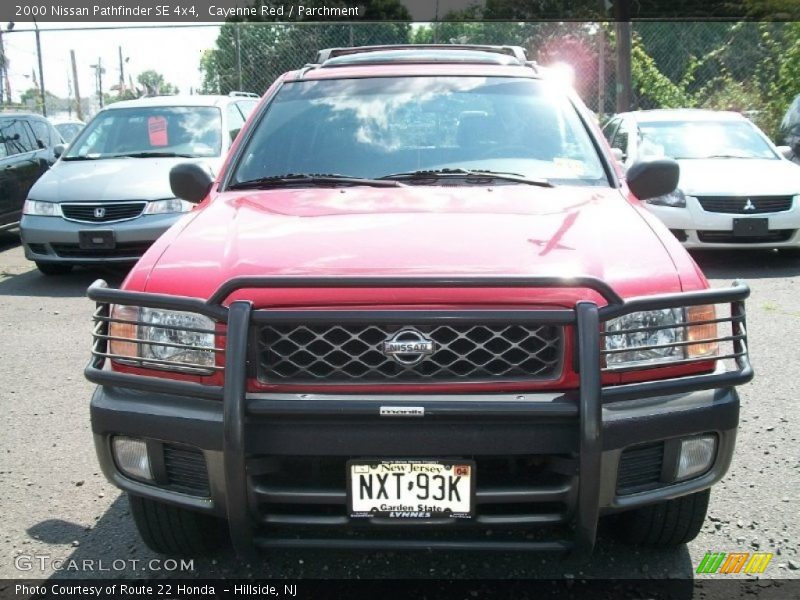 Cayenne Red / Parchment 2000 Nissan Pathfinder SE 4x4