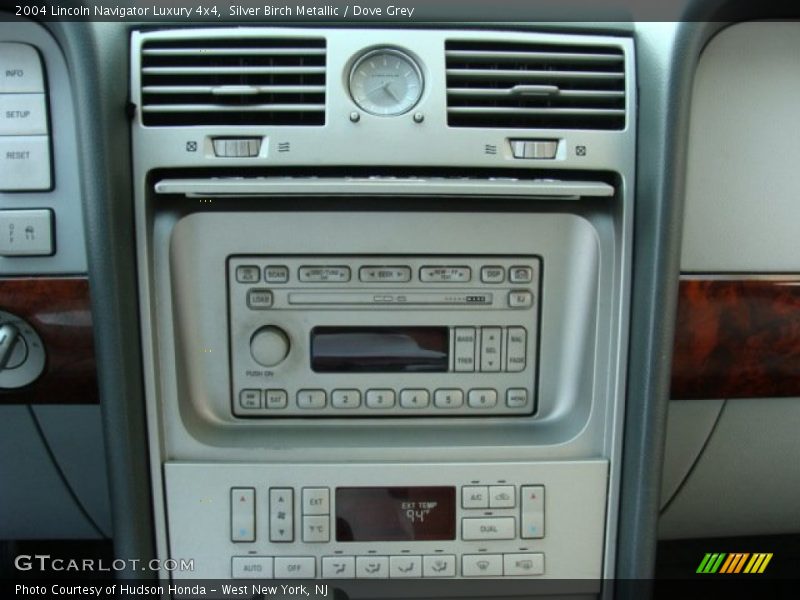 Silver Birch Metallic / Dove Grey 2004 Lincoln Navigator Luxury 4x4