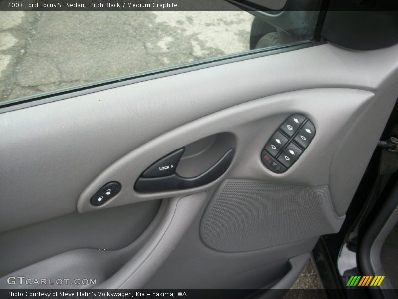 Pitch Black / Medium Graphite 2003 Ford Focus SE Sedan