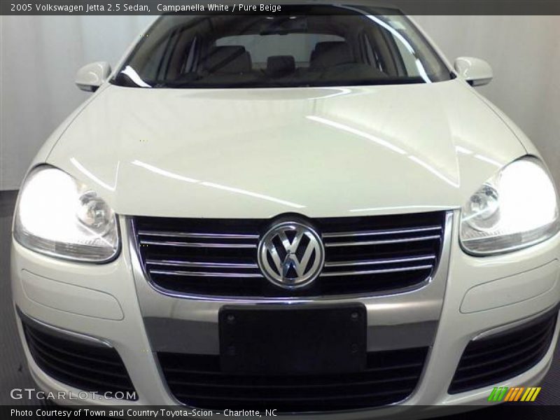 Campanella White / Pure Beige 2005 Volkswagen Jetta 2.5 Sedan