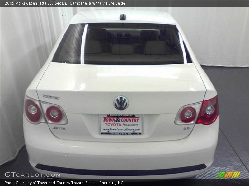 Campanella White / Pure Beige 2005 Volkswagen Jetta 2.5 Sedan