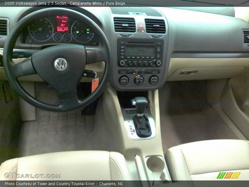 Campanella White / Pure Beige 2005 Volkswagen Jetta 2.5 Sedan