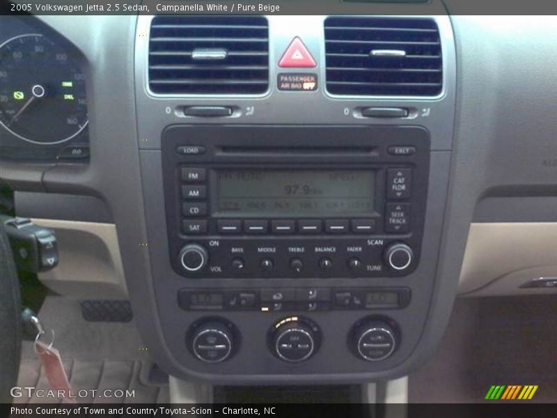 Campanella White / Pure Beige 2005 Volkswagen Jetta 2.5 Sedan
