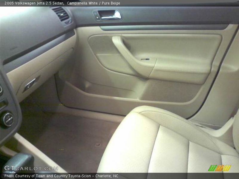 Campanella White / Pure Beige 2005 Volkswagen Jetta 2.5 Sedan