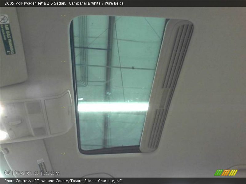 Campanella White / Pure Beige 2005 Volkswagen Jetta 2.5 Sedan