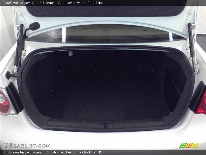 Campanella White / Pure Beige 2005 Volkswagen Jetta 2.5 Sedan