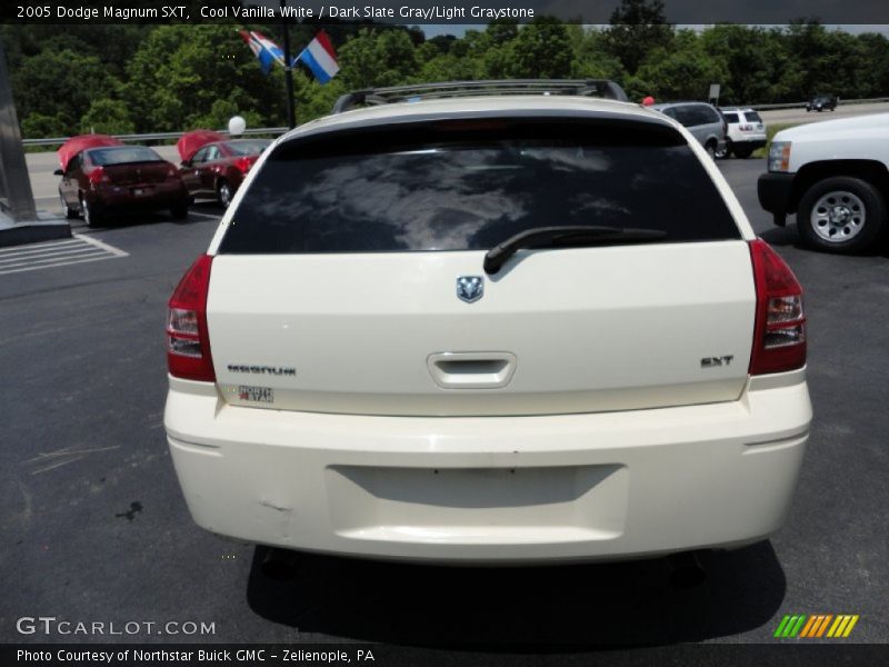 Cool Vanilla White / Dark Slate Gray/Light Graystone 2005 Dodge Magnum SXT