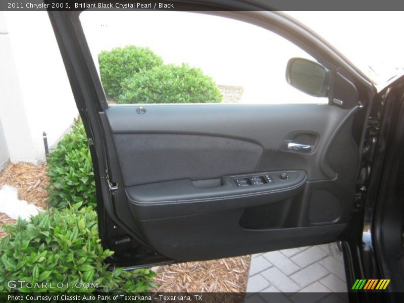 Brilliant Black Crystal Pearl / Black 2011 Chrysler 200 S