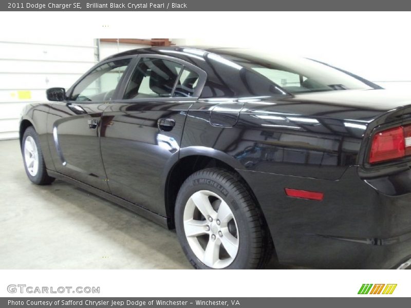 Brilliant Black Crystal Pearl / Black 2011 Dodge Charger SE