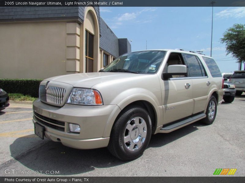 Front 3/4 View of 2005 Navigator Ultimate