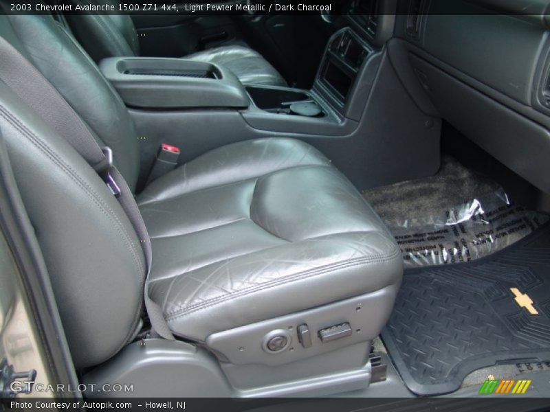 Light Pewter Metallic / Dark Charcoal 2003 Chevrolet Avalanche 1500 Z71 4x4